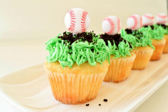 baseball-snacks-field-cupcakes